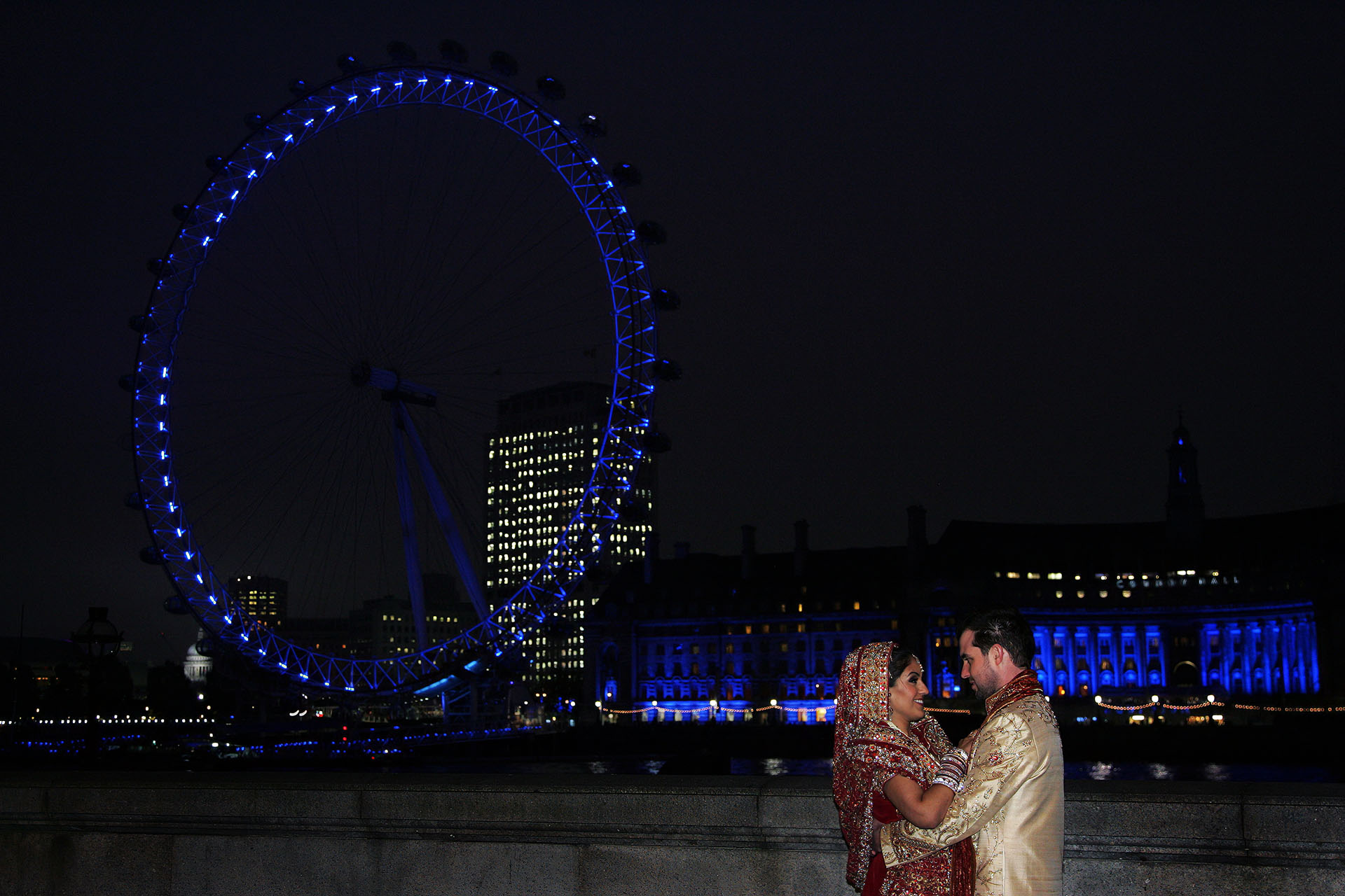 Sikh wedding couple portrait by the London Eye after their Anand Karaj at Khalsa Jatha Gurdwara in London